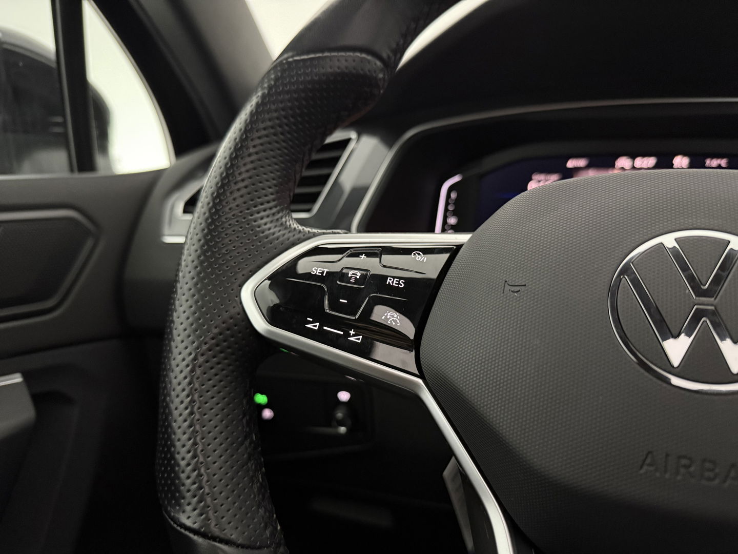 Volkswagen Tiguan 1.4 TSI eHybrid R-Line | SOH 90% | Pano | Adap. Cruise | HuD | Sfeer | Virtual | Camera | Stoel/Stuur verw. | Keyless