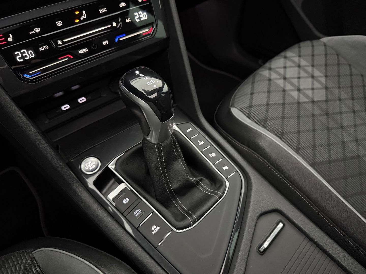 Volkswagen Tiguan 1.4 TSI eHybrid R-Line | SOH 90% | Pano | Adap. Cruise | HuD | Sfeer | Virtual | Camera | Stoel/Stuur verw. | Keyless