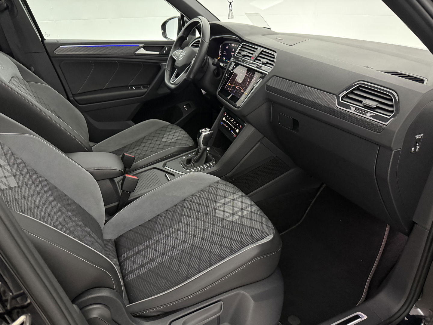 Volkswagen Tiguan 1.4 TSI eHybrid R-Line | SOH 90% | Pano | Adap. Cruise | HuD | Sfeer | Virtual | Camera | Stoel/Stuur verw. | Keyless