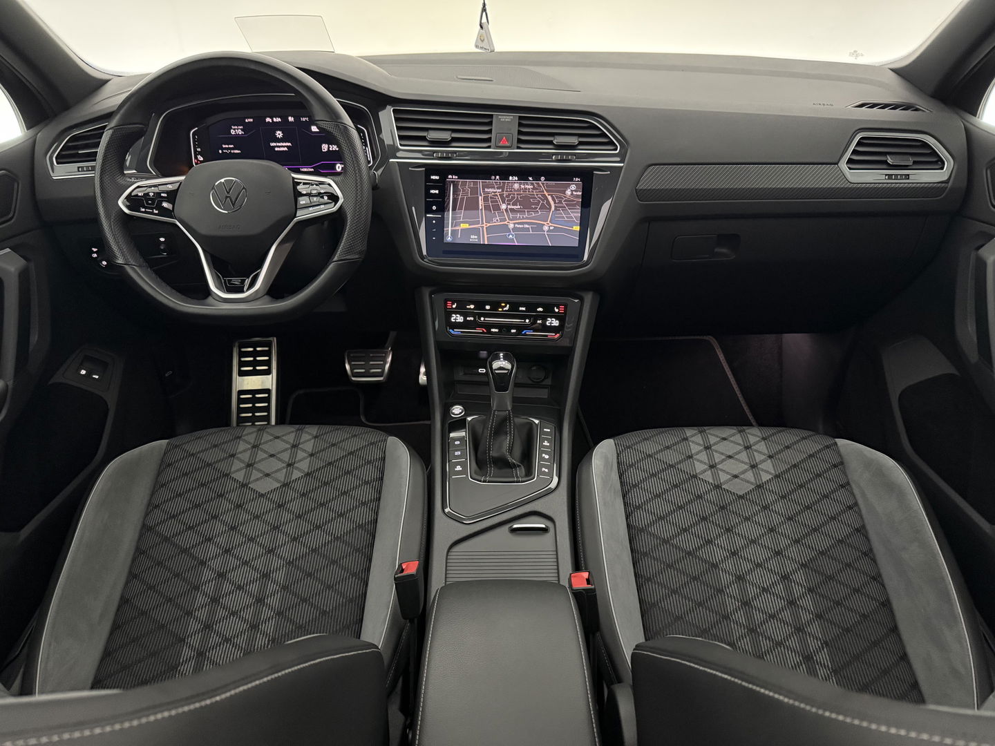 Volkswagen Tiguan 1.4 TSI eHybrid R-Line | SOH 90% | Pano | Adap. Cruise | HuD | Sfeer | Virtual | Camera | Stoel/Stuur verw. | Keyless