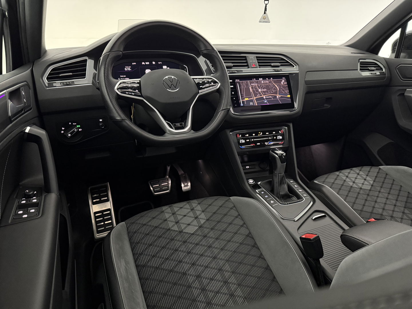 Volkswagen Tiguan 1.4 TSI eHybrid R-Line | SOH 90% | Pano | Adap. Cruise | HuD | Sfeer | Virtual | Camera | Stoel/Stuur verw. | Keyless