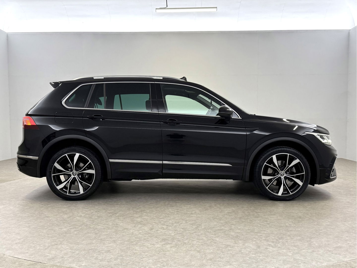 Volkswagen Tiguan 1.4 TSI eHybrid R-Line | SOH 90% | Pano | Adap. Cruise | HuD | Sfeer | Virtual | Camera | Stoel/Stuur verw. | Keyless