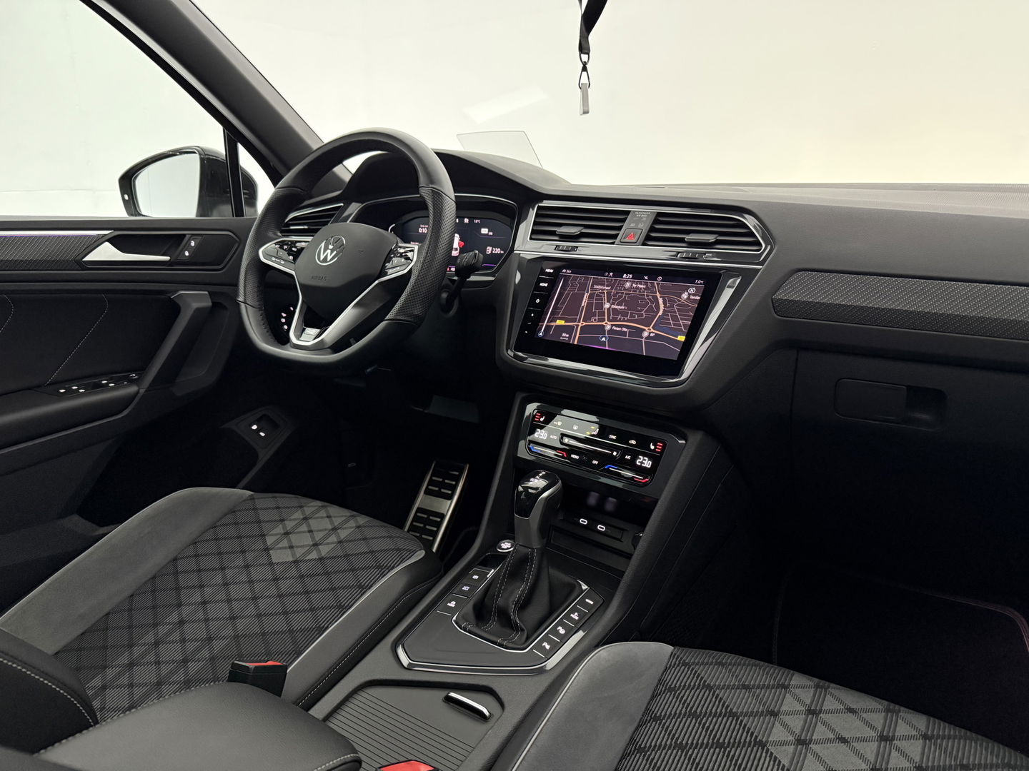 Volkswagen Tiguan 1.4 TSI eHybrid R-Line | SOH 90% | Pano | Adap. Cruise | HuD | Sfeer | Virtual | Camera | Stoel/Stuur verw. | Keyless