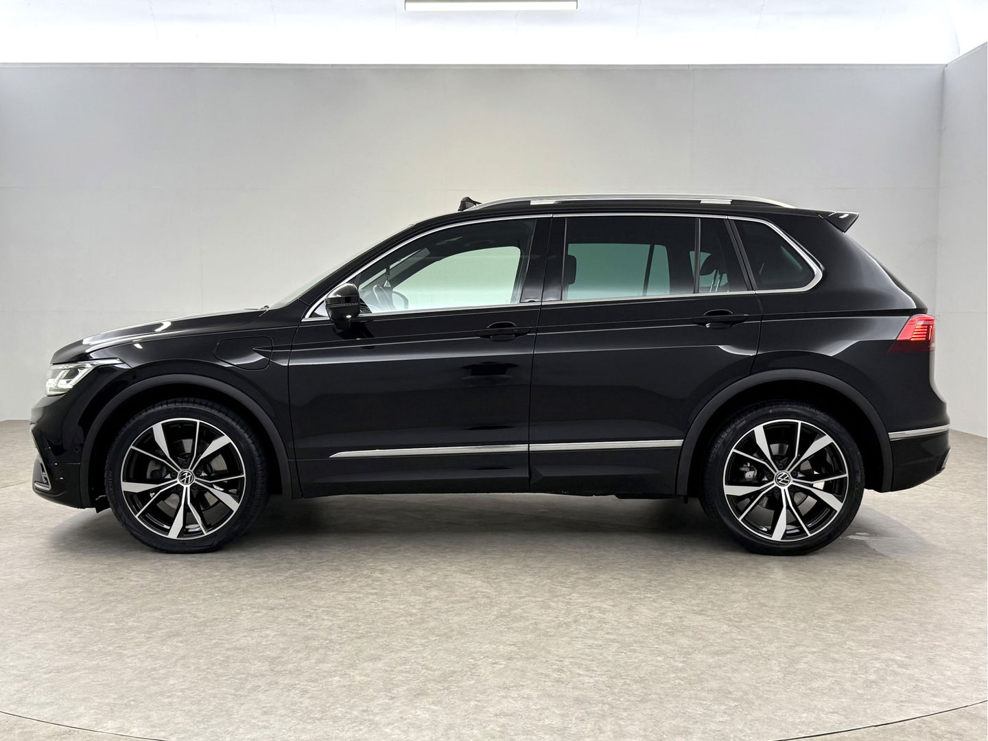 Volkswagen Tiguan 1.4 TSI eHybrid R-Line | SOH 90% | Pano | Adap. Cruise | HuD | Sfeer | Virtual | Camera | Stoel/Stuur verw. | Keyless