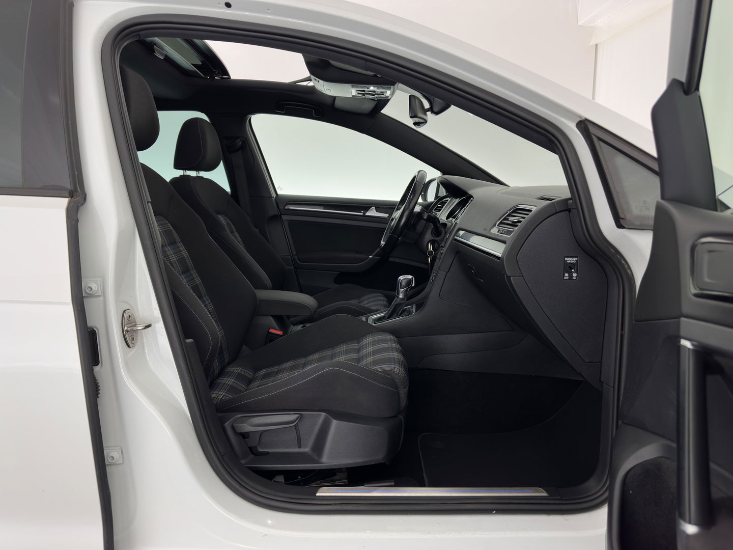 Volkswagen Golf 1.4 TSI GTE Executive Plus ( Plug-in ) Aut. * PANO | FULL-LED | NAVI-FULLMAP | SPORT-SEATS | DAB+ | ECC | CRUISE | CAMERA | PRIVACY-GLASS | 18" ALU *