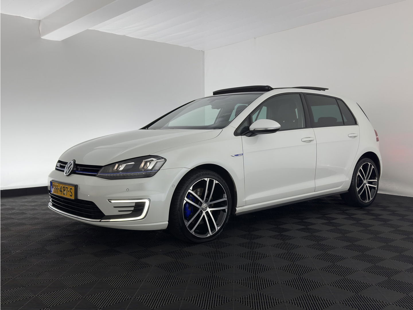 Volkswagen Golf 1.4 TSI GTE Executive Plus ( Plug-in ) Aut. * PANO | FULL-LED | NAVI-FULLMAP | SPORT-SEATS | DAB+ | ECC | CRUISE | CAMERA | PRIVACY-GLASS | 18" ALU *