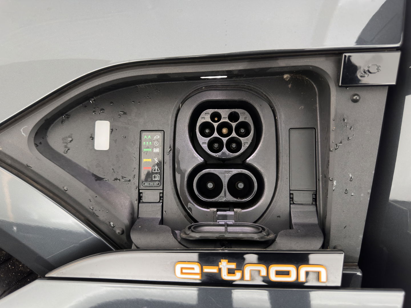 Audi e-tron 50 Quattro *ELECTRO-MOTOR AUDIBLE* Launch edition 71 kWh [ 3-Fase ] {SOH-100%} (INCL-BTW) Aut. *FULL-LED | DIGI-COCKPIT | NAVI-FULLMAP | HEATED-COMFORTSEATS | KEYLESS | AUDI-SOUND | SHIFT-PADDLES | ECC | PDC | CRUISE | 20''ALU*