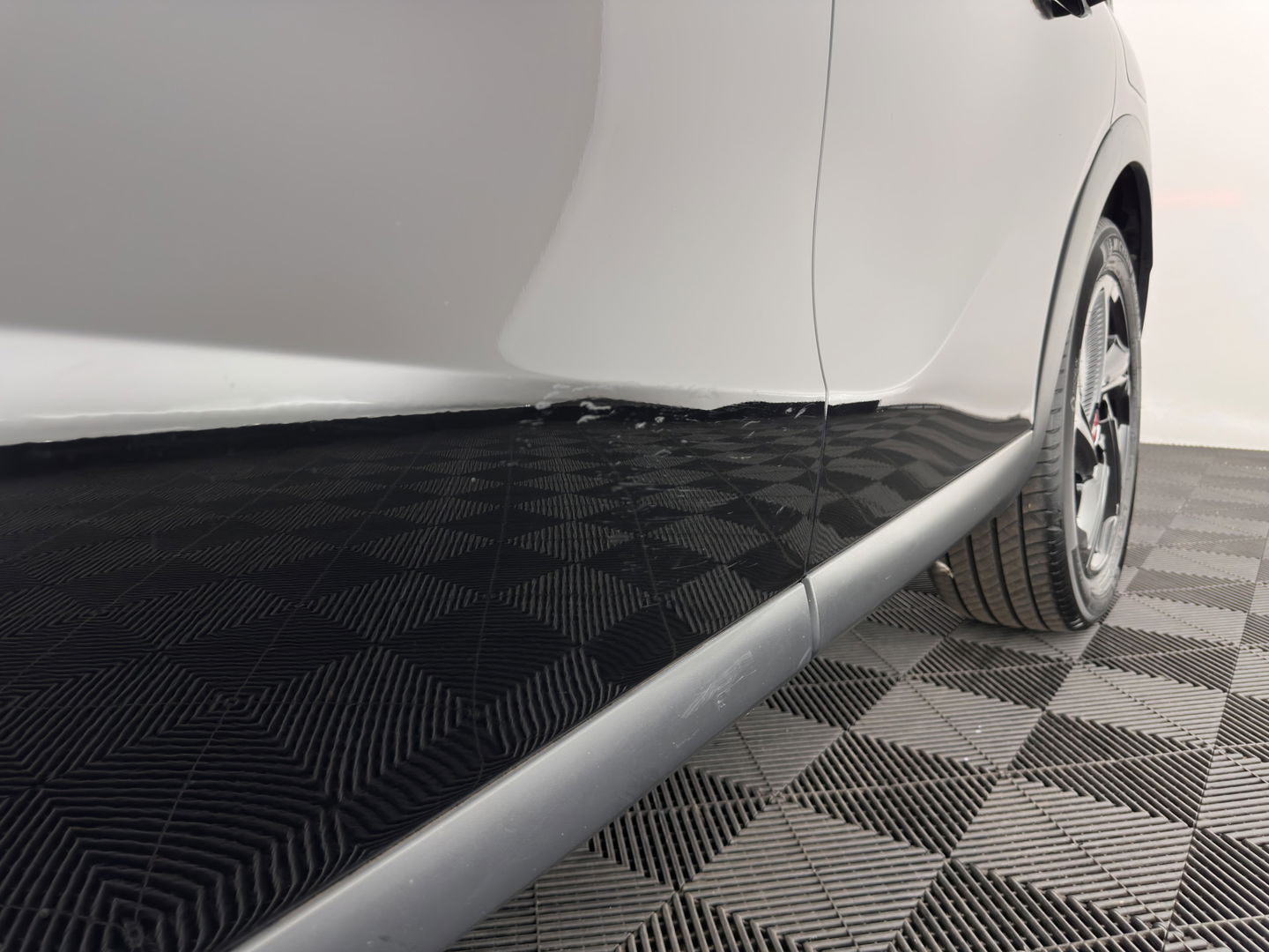 DS DS 3 Crossback E-Tense Performance Line+ 50 kWh [ 3-Fase ] {SOH-90%} (INCL-BTW) *LEATHER-FABRIC | MATRIX-LED | ADAPTIVE-CRUISE | DIGI-COCKPIT | HEATED-SPORTSEATS | CAMERA | KEYLESS | NAVI-FULLMAP | DAB+ | ECC | PDC | PRIVACY-GLASS | 18''ALU*