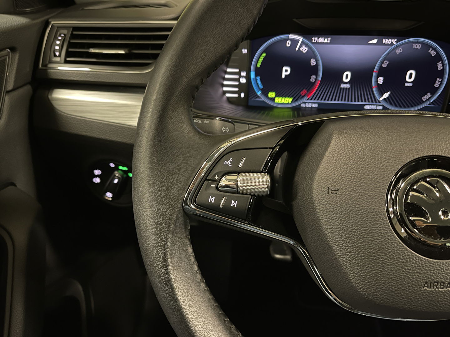 Škoda Superb Combi 1.4 TSI iV Business Edition Plus | Lederen bekleding | Cruise Control | Apple carplay | Android auto | Stoelverwarming | 17'' lichtmetaal |