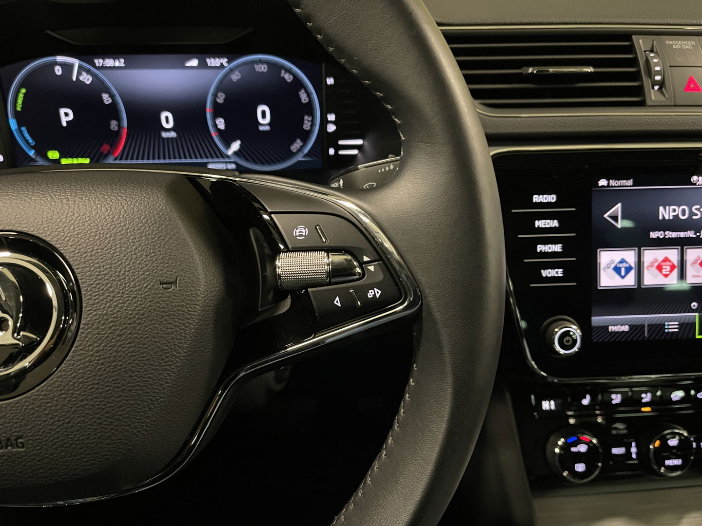 Škoda Superb Combi 1.4 TSI iV Business Edition Plus | Lederen bekleding | Cruise Control | Apple carplay | Android auto | Stoelverwarming | 17'' lichtmetaal |