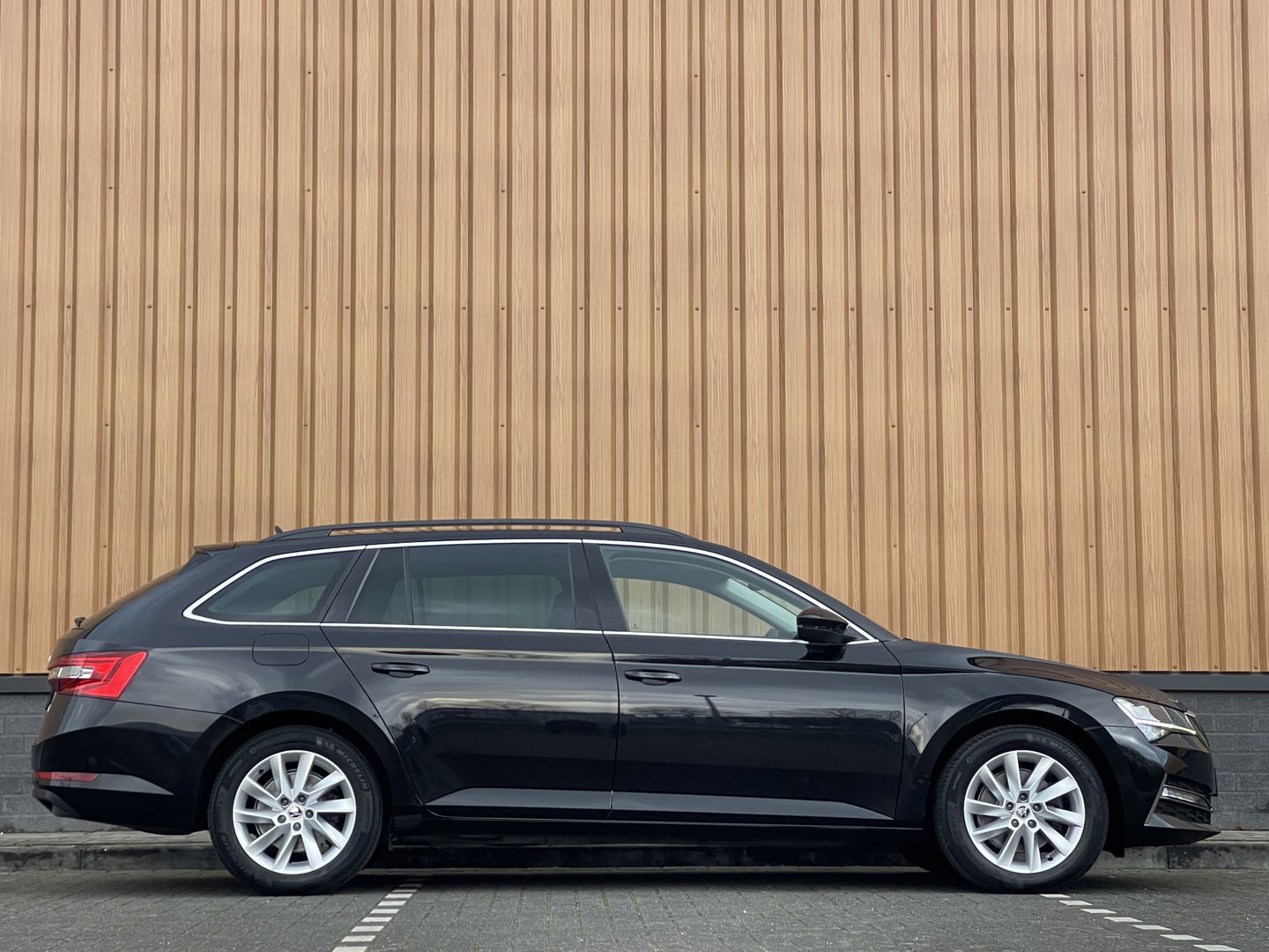 Škoda Superb Combi 1.4 TSI iV Business Edition Plus | Lederen bekleding | Cruise Control | Apple carplay | Android auto | Stoelverwarming | 17'' lichtmetaal |