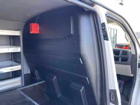 Volkswagen Transporter 2.0 TDI 102pk L1H1 Comfortline / vaste prijs rijklaar € 14.950 ex btw / bpm vrij / euro 6 diesel / Bott ingerichte laadruimte / airco / cruise / imperial / trekhaak !