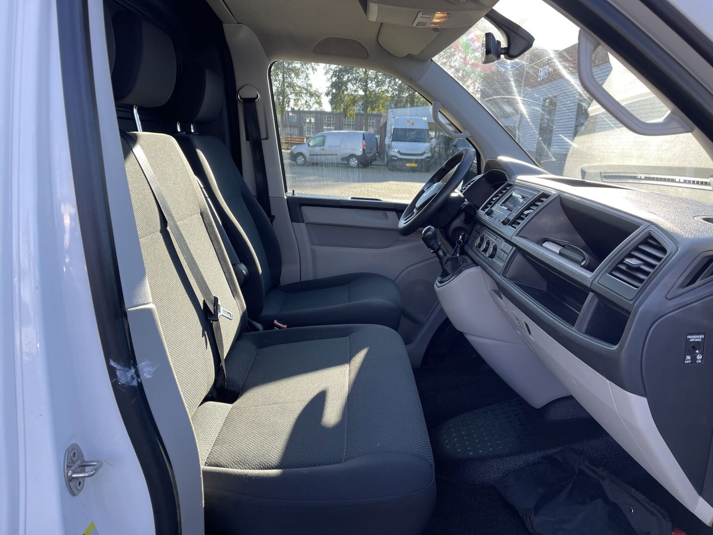Volkswagen Transporter 2.0 TDI 102pk L1H1 Comfortline / vaste prijs rijklaar € 14.950 ex btw / bpm vrij / euro 6 diesel / Bott ingerichte laadruimte / airco / cruise / imperial / trekhaak !