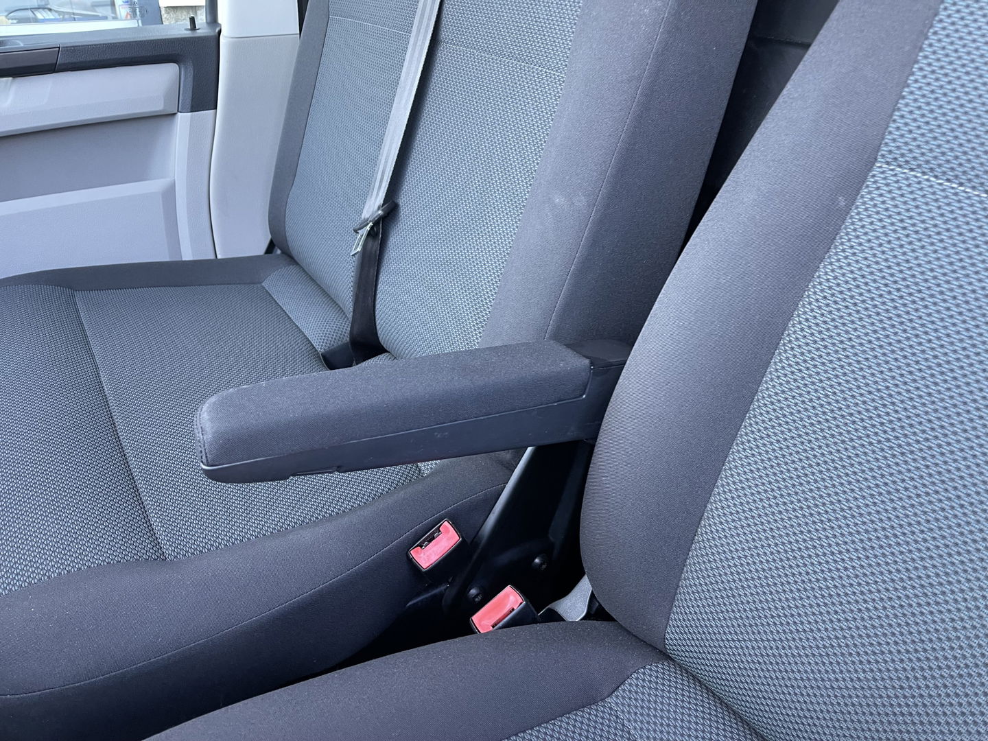 Volkswagen Transporter 2.0 TDI 102pk L1H1 Comfortline / vaste prijs rijklaar € 14.950 ex btw / bpm vrij / euro 6 diesel / Bott ingerichte laadruimte / airco / cruise / imperial / trekhaak !