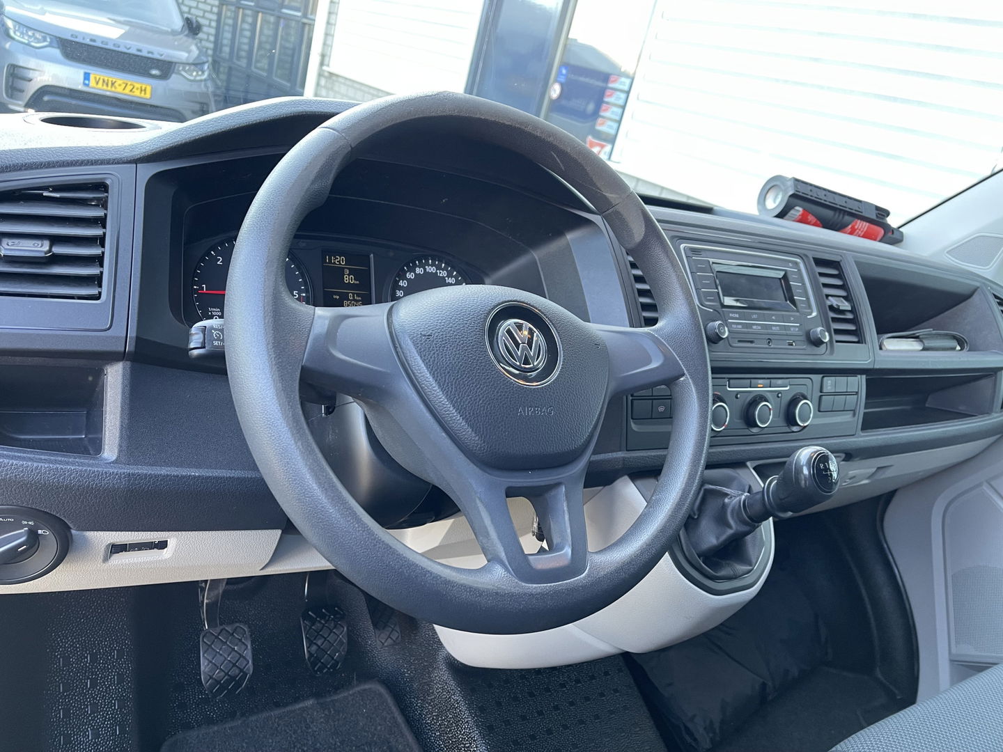 Volkswagen Transporter 2.0 TDI 102pk L1H1 Comfortline / vaste prijs rijklaar € 14.950 ex btw / bpm vrij / euro 6 diesel / Bott ingerichte laadruimte / airco / cruise / imperial / trekhaak !