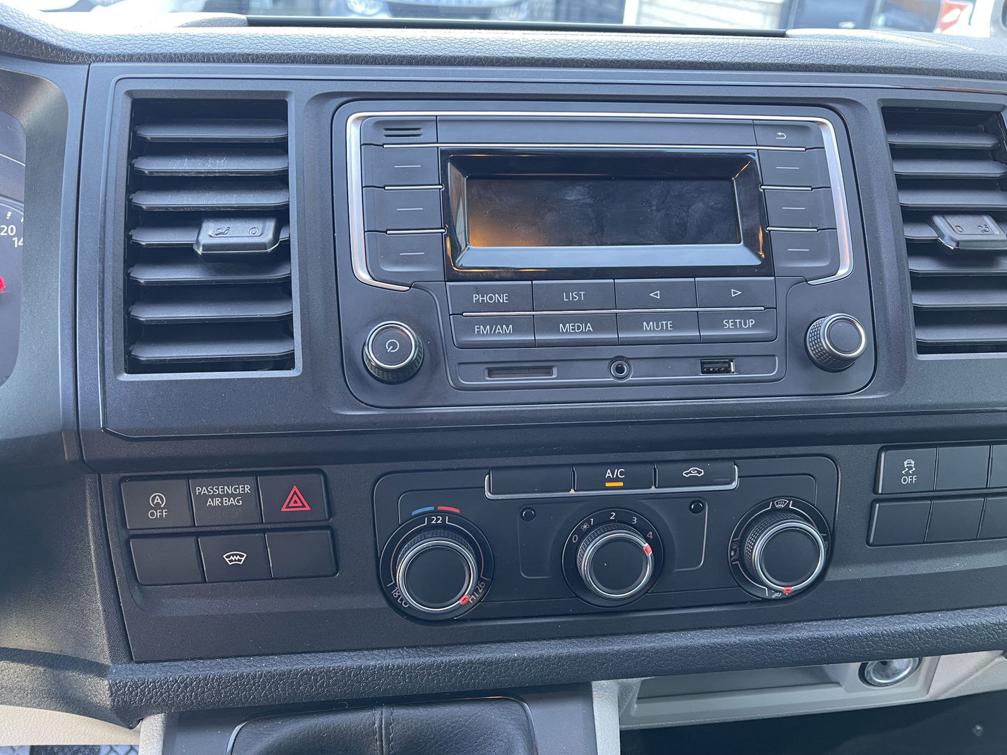 Volkswagen Transporter 2.0 TDI 102pk L1H1 Comfortline / vaste prijs rijklaar € 14.950 ex btw / bpm vrij / euro 6 diesel / Bott ingerichte laadruimte / airco / cruise / imperial / trekhaak !