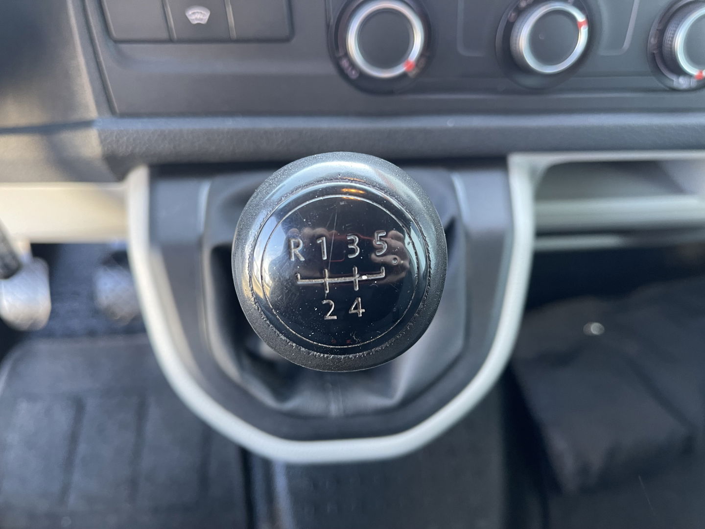 Volkswagen Transporter 2.0 TDI 102pk L1H1 Comfortline / vaste prijs rijklaar € 14.950 ex btw / bpm vrij / euro 6 diesel / Bott ingerichte laadruimte / airco / cruise / imperial / trekhaak !