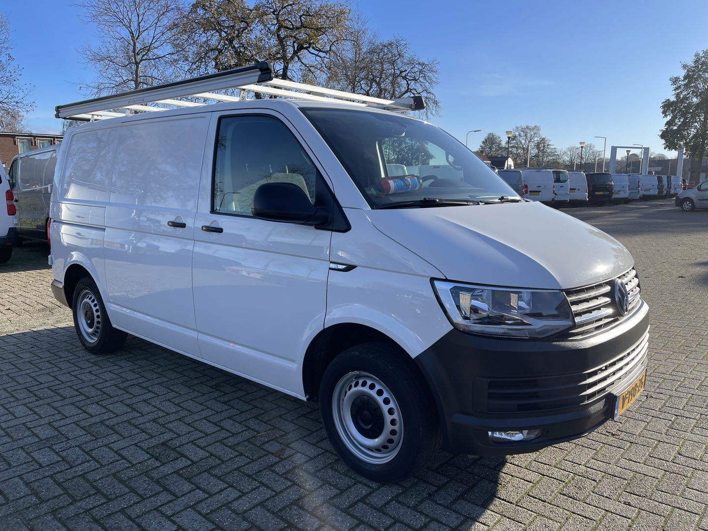 Volkswagen Transporter 2.0 TDI 102pk L1H1 Comfortline / vaste prijs rijklaar € 14.950 ex btw / bpm vrij / euro 6 diesel / Bott ingerichte laadruimte / airco / cruise / imperial / trekhaak !