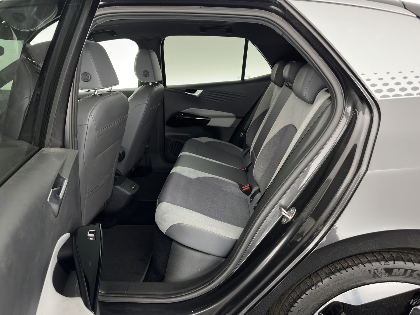 Volkswagen ID.3 First Max 58 kWh [ 3-Fase ] {SOH-91%} (INCL.BTW)  *PANO | HEAD-UP | ADAPTIVE-CRUISE | FULL-LED | BLIND-SPOT | CAMERA | KEYLESS | MICROFIBRE | AMBIENT-LIGHT | NAVI-FULLMAP | DAB+ | ECC | PDC | HEATED-SPORTSEATS | DIGI-COCKPIT | 20