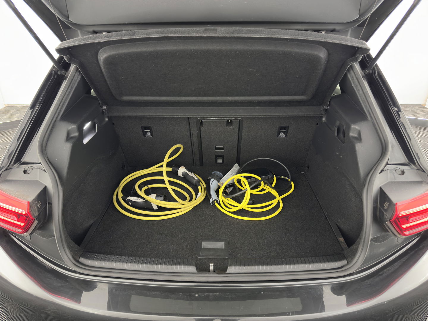 Volkswagen ID.3 First Max 58 kWh [ 3-Fase ] {SOH-91%} (INCL.BTW)  *PANO | HEAD-UP | ADAPTIVE-CRUISE | FULL-LED | BLIND-SPOT | CAMERA | KEYLESS | MICROFIBRE | AMBIENT-LIGHT | NAVI-FULLMAP | DAB+ | ECC | PDC | HEATED-SPORTSEATS | DIGI-COCKPIT | 20