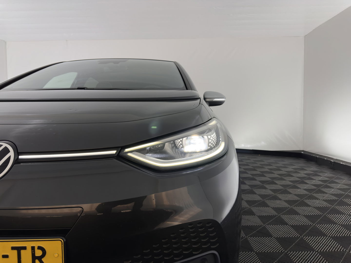 Volkswagen ID.3 First Max 58 kWh [ 3-Fase ] {SOH-91%} (INCL.BTW)  *PANO | HEAD-UP | ADAPTIVE-CRUISE | FULL-LED | BLIND-SPOT | CAMERA | KEYLESS | MICROFIBRE | AMBIENT-LIGHT | NAVI-FULLMAP | DAB+ | ECC | PDC | HEATED-SPORTSEATS | DIGI-COCKPIT | 20