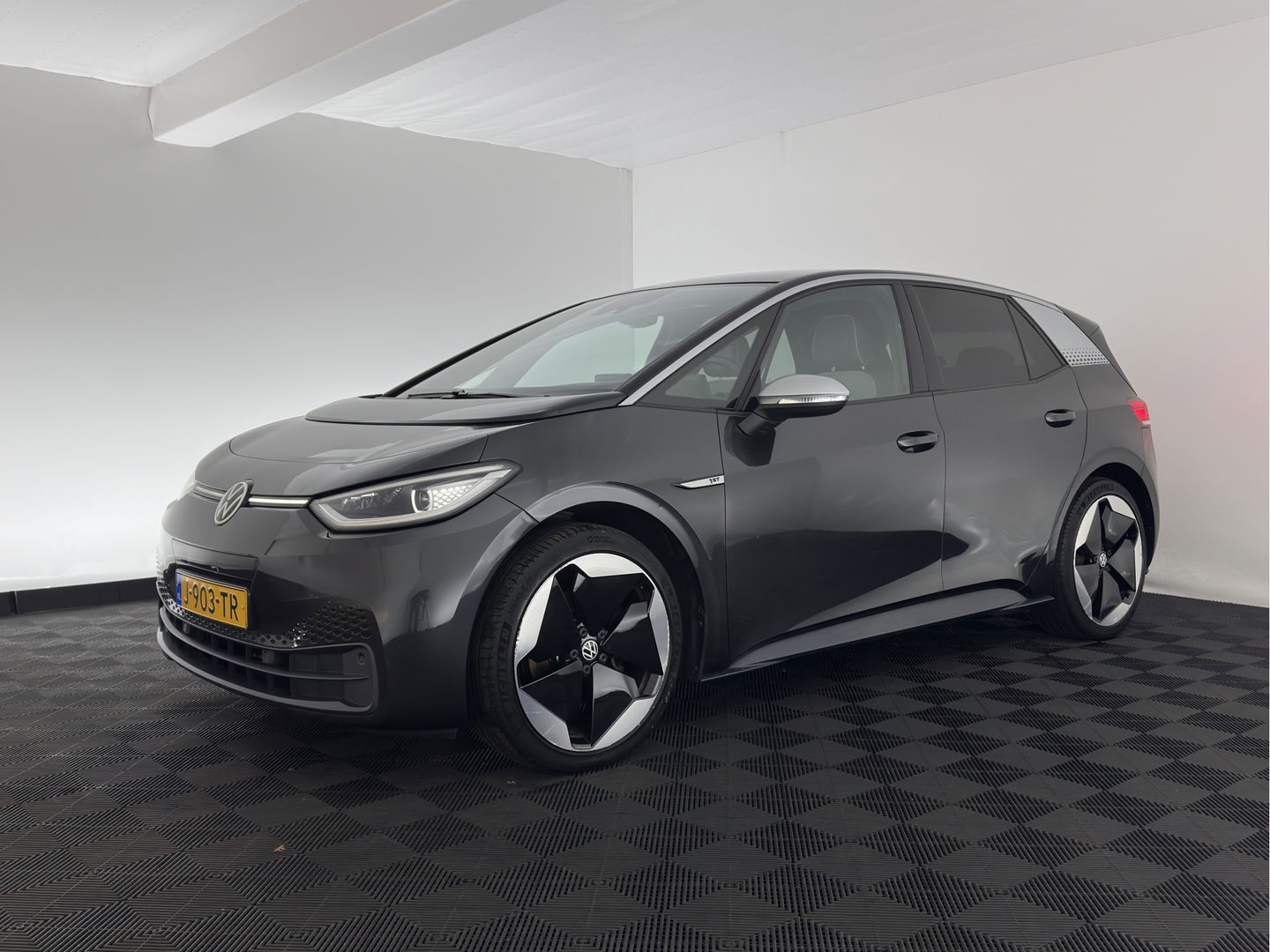 Volkswagen ID.3 First Max 58 kWh [ 3-Fase ] {SOH-91%} (INCL.BTW)  *PANO | HEAD-UP | ADAPTIVE-CRUISE | FULL-LED | BLIND-SPOT | CAMERA | KEYLESS | MICROFIBRE | AMBIENT-LIGHT | NAVI-FULLMAP | DAB+ | ECC | PDC | HEATED-SPORTSEATS | DIGI-COCKPIT | 20
