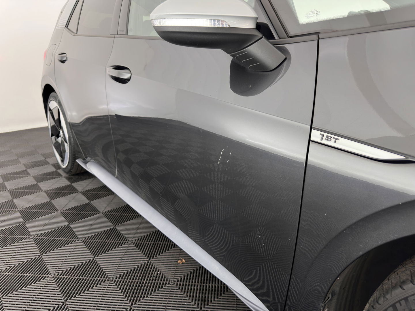 Volkswagen ID.3 First Max 58 kWh [ 3-Fase ] {SOH-91%} (INCL.BTW)  *PANO | HEAD-UP | ADAPTIVE-CRUISE | FULL-LED | BLIND-SPOT | CAMERA | KEYLESS | MICROFIBRE | AMBIENT-LIGHT | NAVI-FULLMAP | DAB+ | ECC | PDC | HEATED-SPORTSEATS | DIGI-COCKPIT | 20