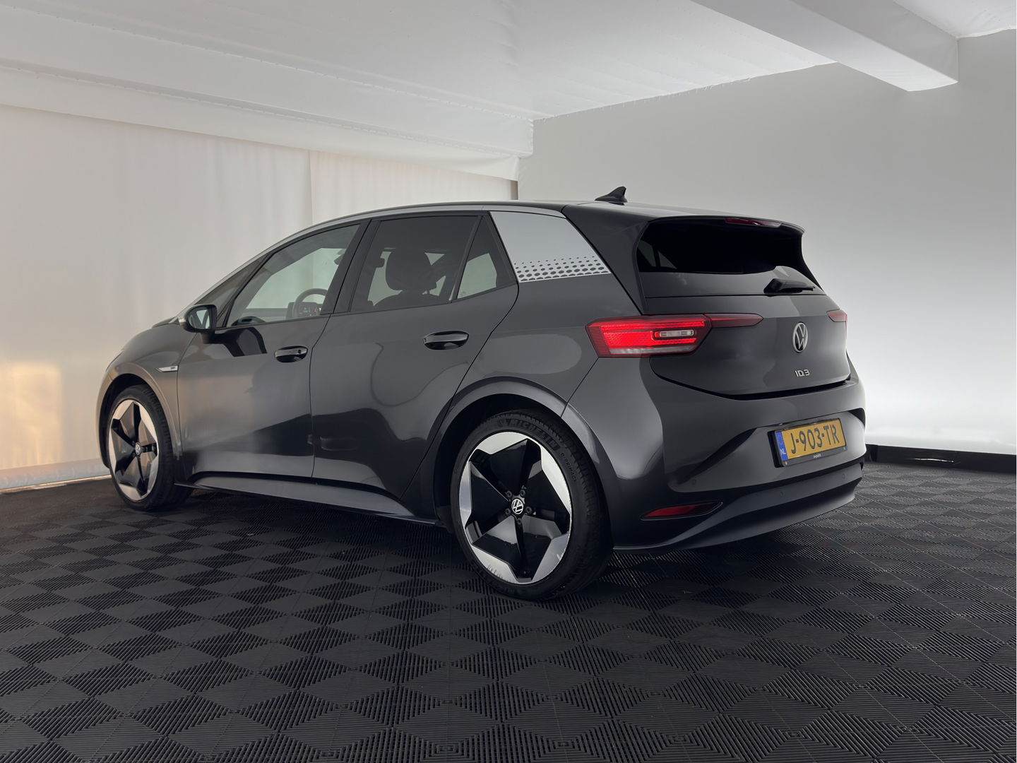Volkswagen ID.3 First Max 58 kWh [ 3-Fase ] {SOH-91%} (INCL.BTW)  *PANO | HEAD-UP | ADAPTIVE-CRUISE | FULL-LED | BLIND-SPOT | CAMERA | KEYLESS | MICROFIBRE | AMBIENT-LIGHT | NAVI-FULLMAP | DAB+ | ECC | PDC | HEATED-SPORTSEATS | DIGI-COCKPIT | 20