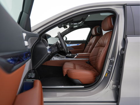 BMW i7 eDrive50 106 kWh M-Sportpack [ 3-Fase ] {SOH-97%} (INCL.BTW) *PANO | HEAD-UP | LUXURY-LEATHER | FULL-LED | BLIND-SPOT | BOWERS&WILKINS | MEMORY-PACK | TOP-VIEW | VENTILATED/HEATED-COMFORTSEATS | SOFT-CLOSE | WIDE-SREEN-DIGICOCKPIT | KEYLESS