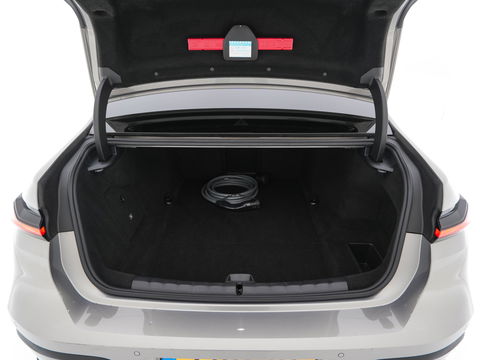 BMW i7 eDrive50 106 kWh M-Sportpack [ 3-Fase ] {SOH-97%} (INCL.BTW) *PANO | HEAD-UP | LUXURY-LEATHER | FULL-LED | BLIND-SPOT | BOWERS&WILKINS | MEMORY-PACK | TOP-VIEW | VENTILATED/HEATED-COMFORTSEATS | SOFT-CLOSE | WIDE-SREEN-DIGICOCKPIT | KEYLESS