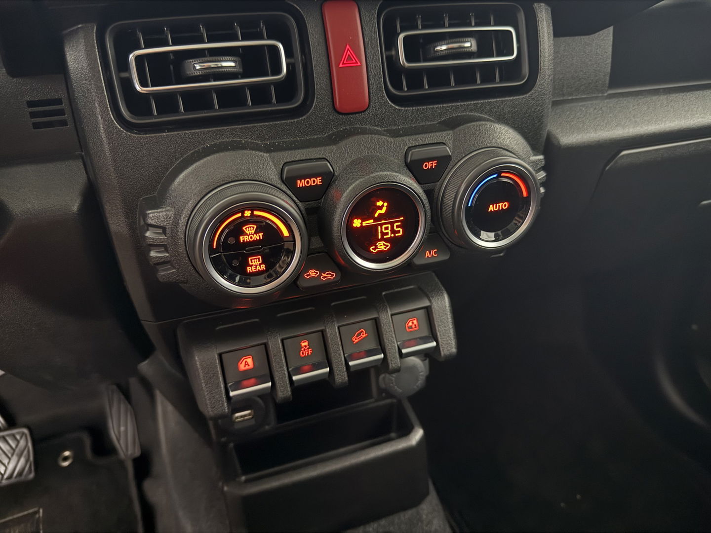 Suzuki Jimny 1.5 Style | 4x4 | AWD | 4 Persoons | Bullbar | Cruise | Navigatie | Stoelverw. | 15"LMV