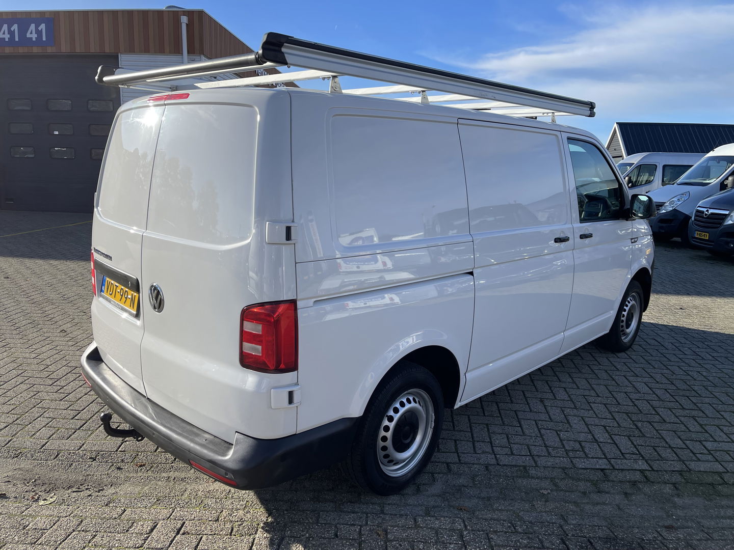 Volkswagen Transporter 2.0 TDI 102pk L1H1 Comfortline / vaste prijs rijklaar € 16.950 ex btw / lease vanaf € / euro 6 / bpm vrij / ingerichte laadruimte / imperial / bijrijdersbank / trekhaak / airco / cruise !