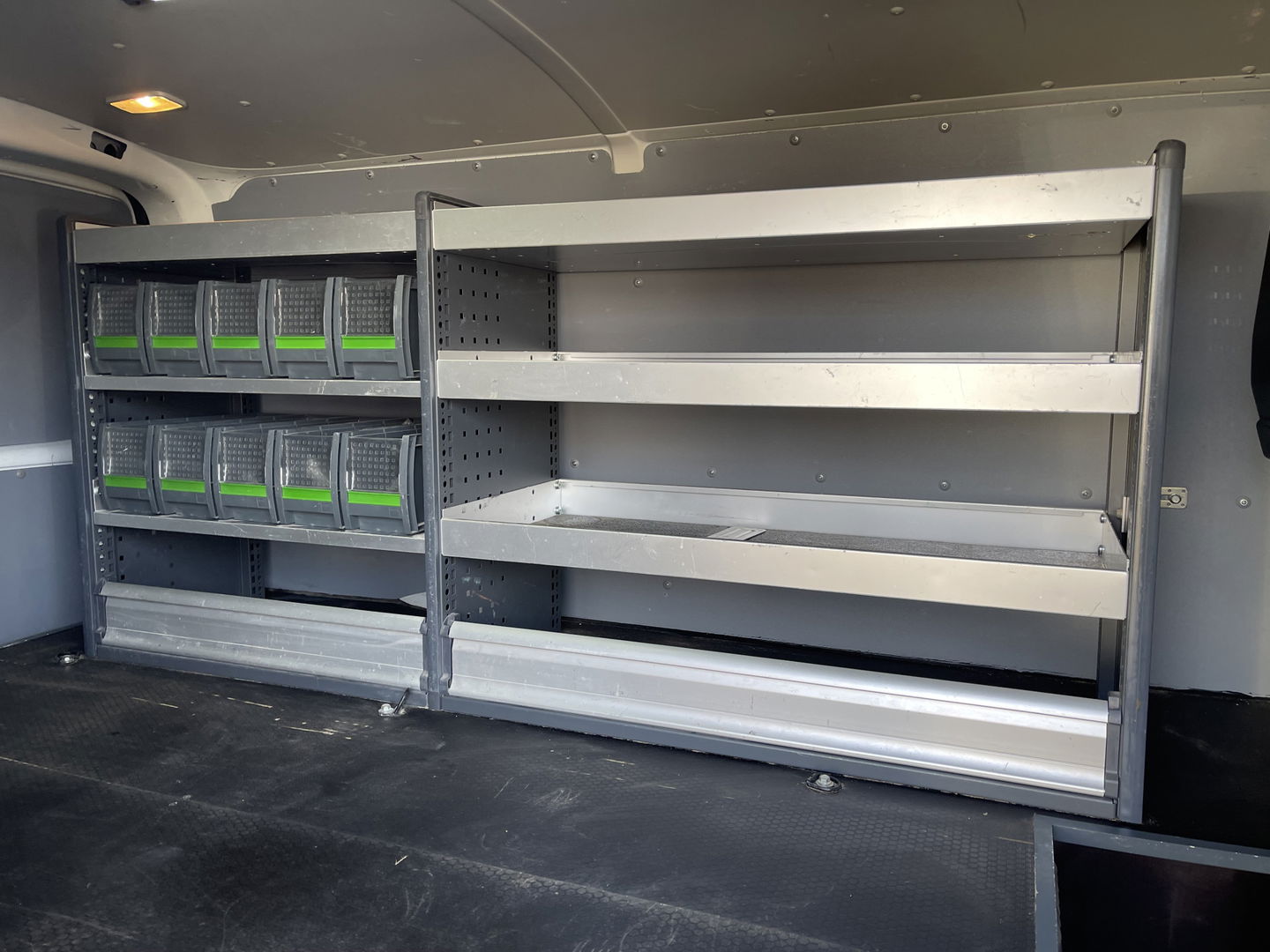 Volkswagen Transporter 2.0 TDI 102pk L1H1 Comfortline / vaste prijs rijklaar € 16.950 ex btw / lease vanaf € / euro 6 / bpm vrij / ingerichte laadruimte / imperial / bijrijdersbank / trekhaak / airco / cruise !