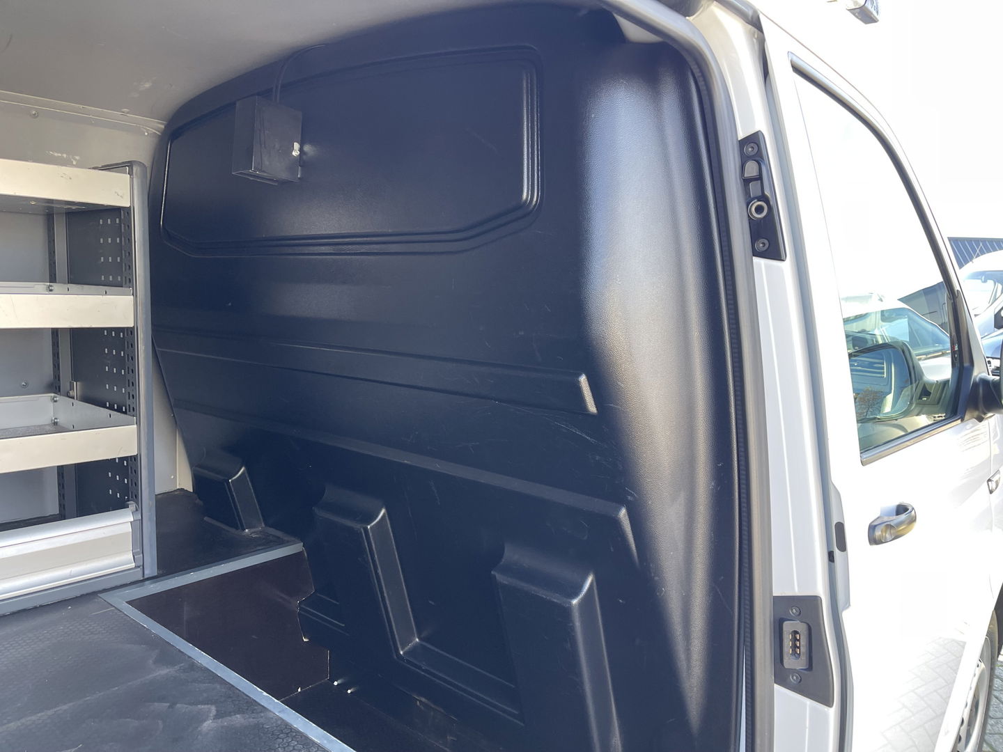 Volkswagen Transporter 2.0 TDI 102pk L1H1 Comfortline / vaste prijs rijklaar € 16.950 ex btw / lease vanaf € / euro 6 / bpm vrij / ingerichte laadruimte / imperial / bijrijdersbank / trekhaak / airco / cruise !