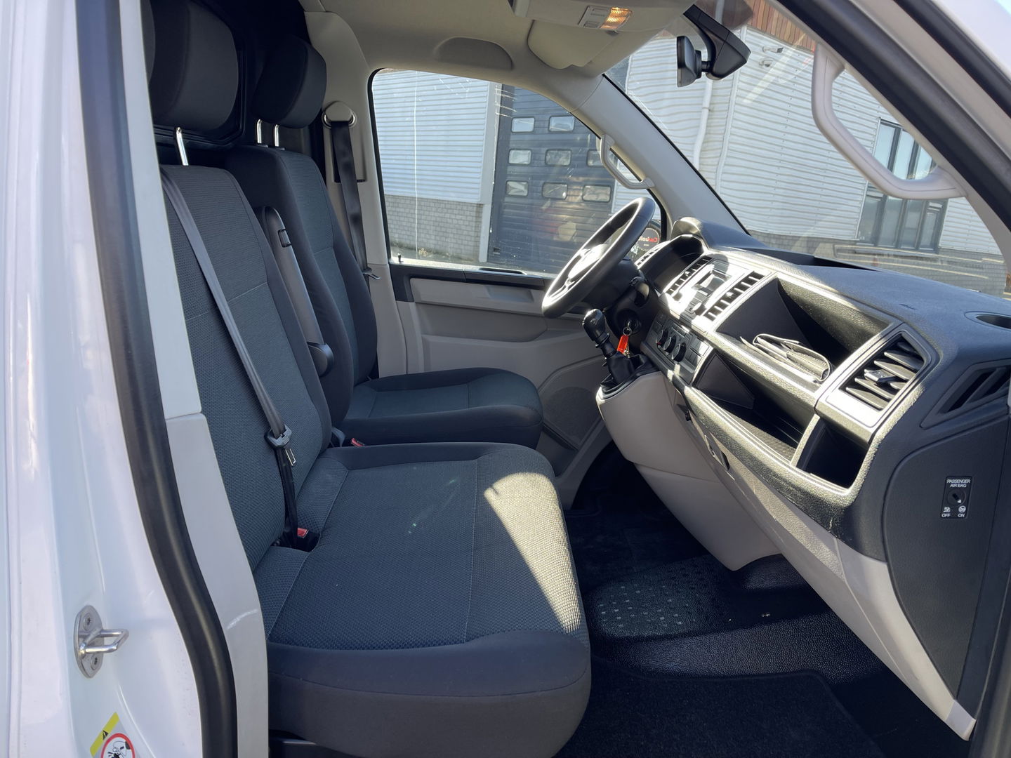 Volkswagen Transporter 2.0 TDI 102pk L1H1 Comfortline / vaste prijs rijklaar € 16.950 ex btw / lease vanaf € / euro 6 / bpm vrij / ingerichte laadruimte / imperial / bijrijdersbank / trekhaak / airco / cruise !