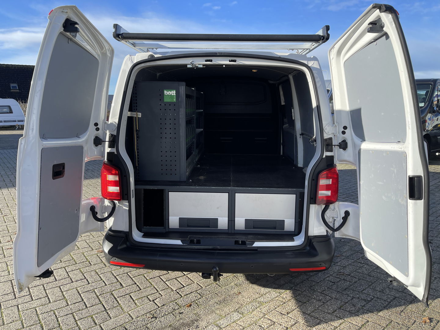 Volkswagen Transporter 2.0 TDI 102pk L1H1 Comfortline / vaste prijs rijklaar € 16.950 ex btw / lease vanaf € / euro 6 / bpm vrij / ingerichte laadruimte / imperial / bijrijdersbank / trekhaak / airco / cruise !