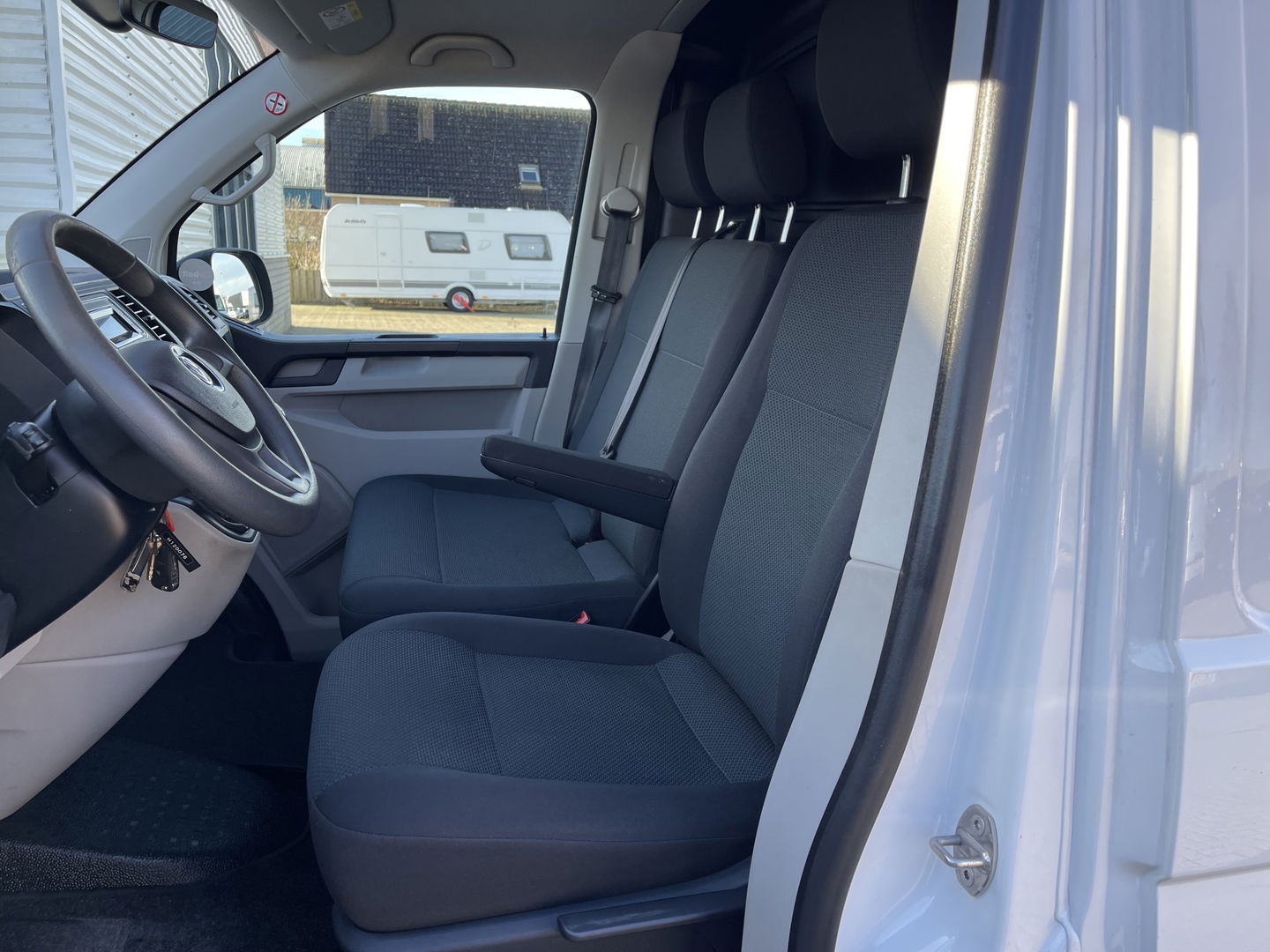 Volkswagen Transporter 2.0 TDI 102pk L1H1 Comfortline / vaste prijs rijklaar € 16.950 ex btw / lease vanaf € / euro 6 / bpm vrij / ingerichte laadruimte / imperial / bijrijdersbank / trekhaak / airco / cruise !