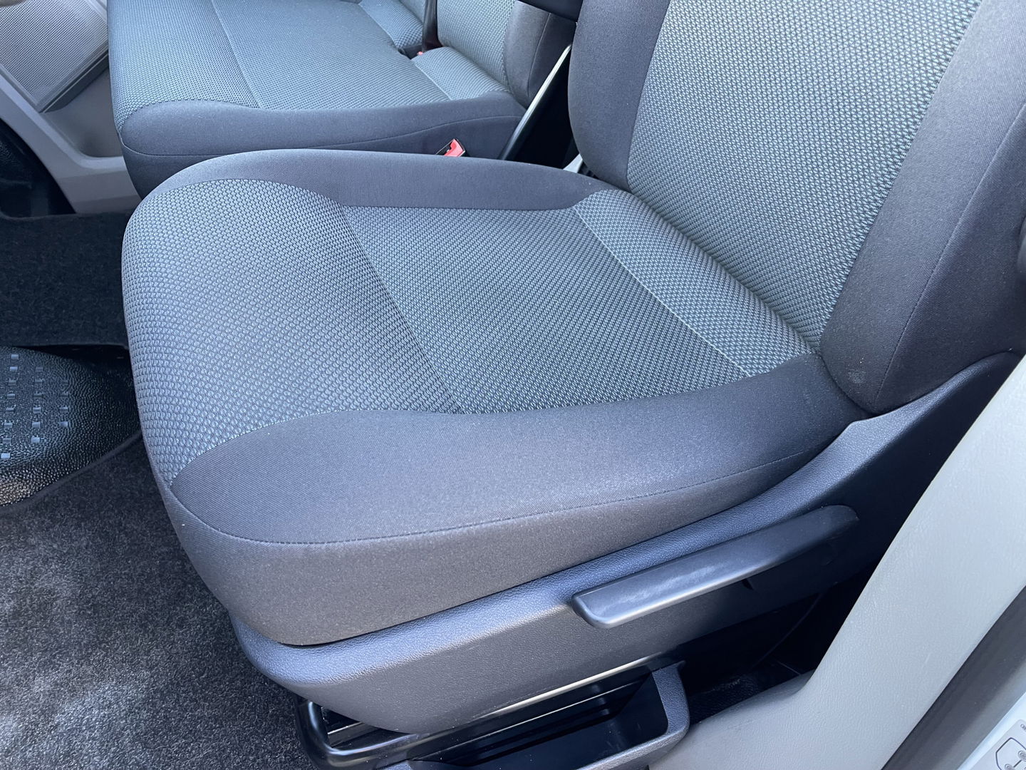 Volkswagen Transporter 2.0 TDI 102pk L1H1 Comfortline / vaste prijs rijklaar € 16.950 ex btw / lease vanaf € / euro 6 / bpm vrij / ingerichte laadruimte / imperial / bijrijdersbank / trekhaak / airco / cruise !