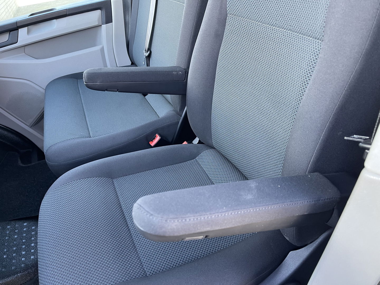 Volkswagen Transporter 2.0 TDI 102pk L1H1 Comfortline / vaste prijs rijklaar € 16.950 ex btw / lease vanaf € / euro 6 / bpm vrij / ingerichte laadruimte / imperial / bijrijdersbank / trekhaak / airco / cruise !