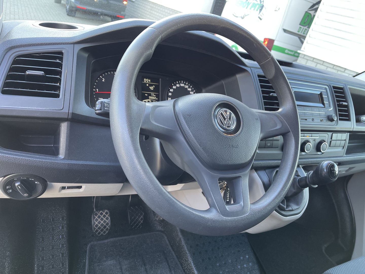 Volkswagen Transporter 2.0 TDI 102pk L1H1 Comfortline / vaste prijs rijklaar € 16.950 ex btw / lease vanaf € / euro 6 / bpm vrij / ingerichte laadruimte / imperial / bijrijdersbank / trekhaak / airco / cruise !