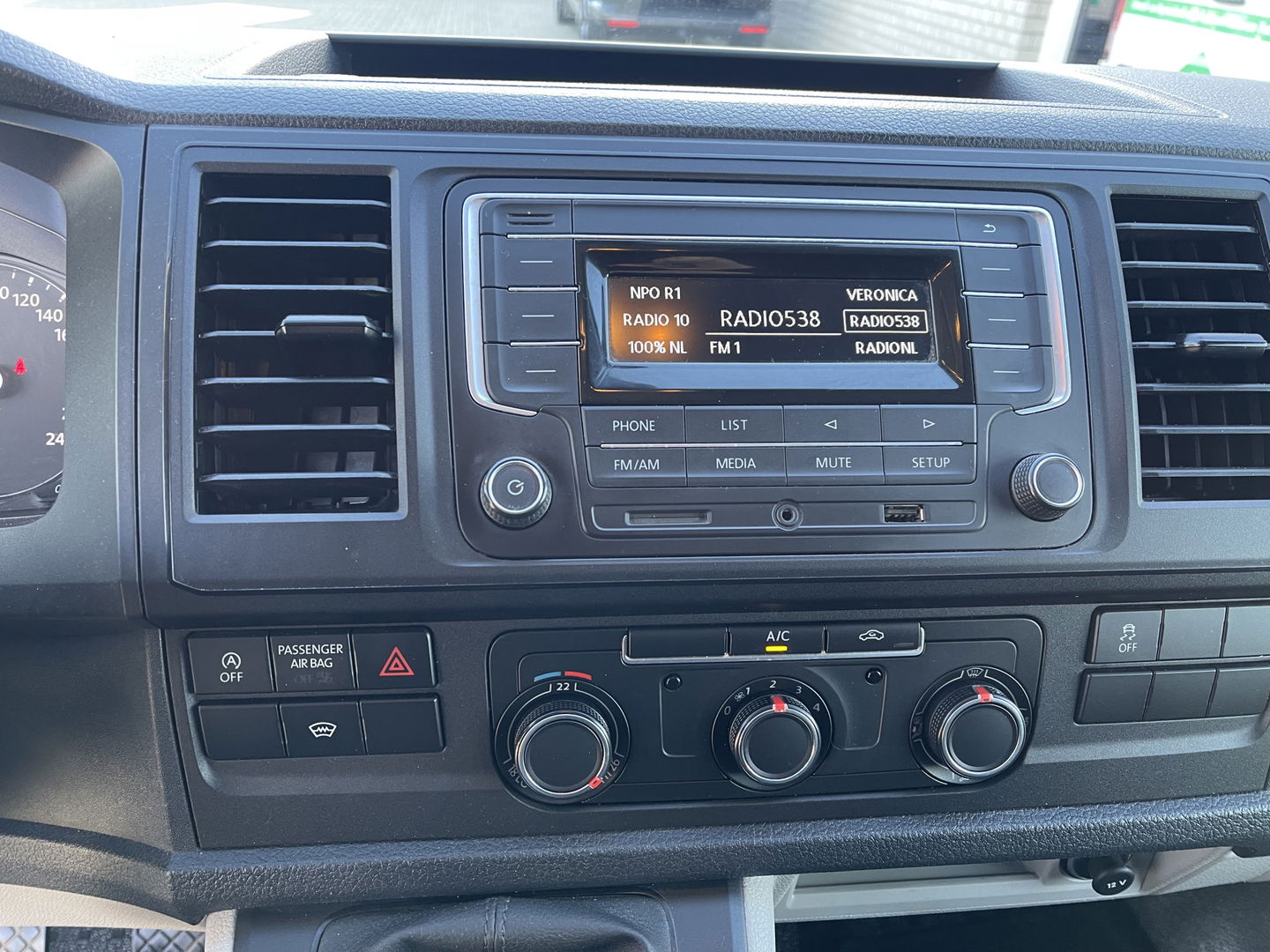 Volkswagen Transporter 2.0 TDI 102pk L1H1 Comfortline / vaste prijs rijklaar € 16.950 ex btw / lease vanaf € / euro 6 / bpm vrij / ingerichte laadruimte / imperial / bijrijdersbank / trekhaak / airco / cruise !