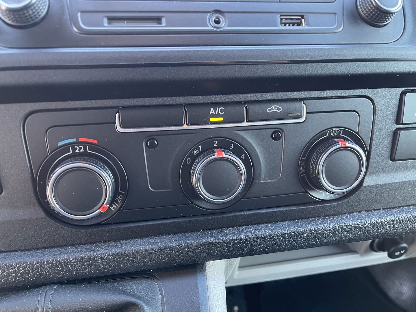 Volkswagen Transporter 2.0 TDI 102pk L1H1 Comfortline / vaste prijs rijklaar € 16.950 ex btw / lease vanaf € / euro 6 / bpm vrij / ingerichte laadruimte / imperial / bijrijdersbank / trekhaak / airco / cruise !