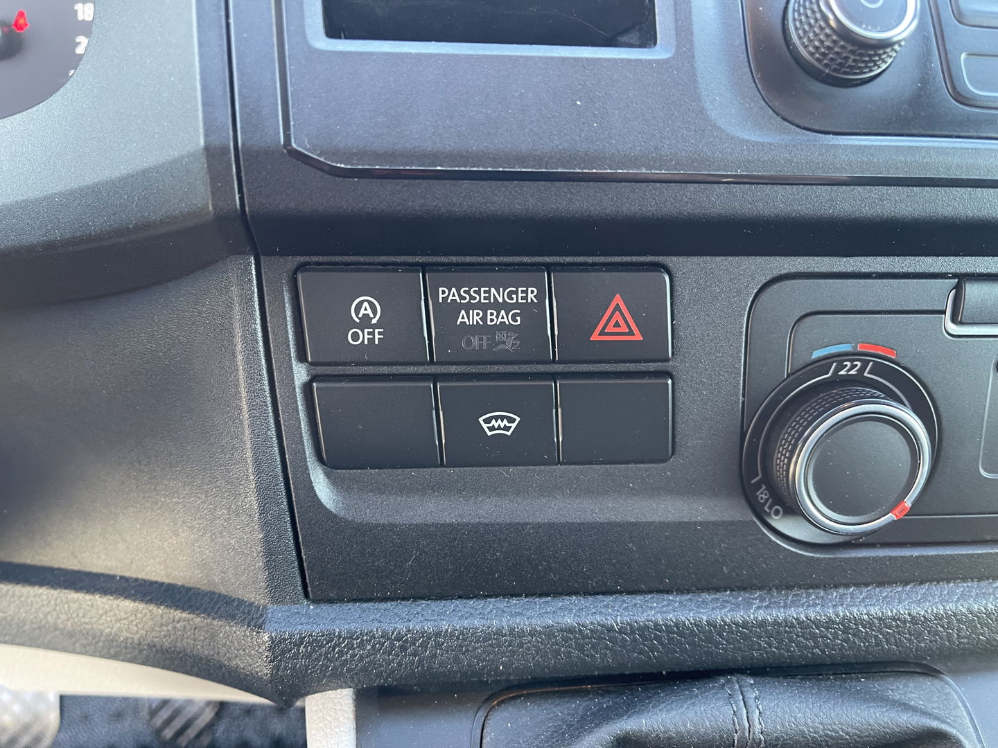 Volkswagen Transporter 2.0 TDI 102pk L1H1 Comfortline / vaste prijs rijklaar € 16.950 ex btw / lease vanaf € / euro 6 / bpm vrij / ingerichte laadruimte / imperial / bijrijdersbank / trekhaak / airco / cruise !