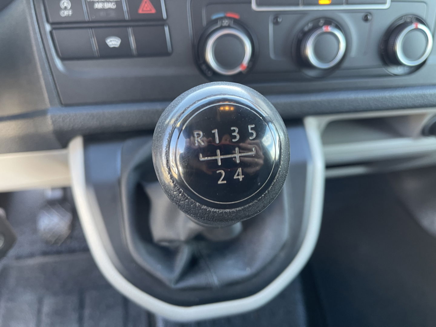 Volkswagen Transporter 2.0 TDI 102pk L1H1 Comfortline / vaste prijs rijklaar € 16.950 ex btw / lease vanaf € / euro 6 / bpm vrij / ingerichte laadruimte / imperial / bijrijdersbank / trekhaak / airco / cruise !