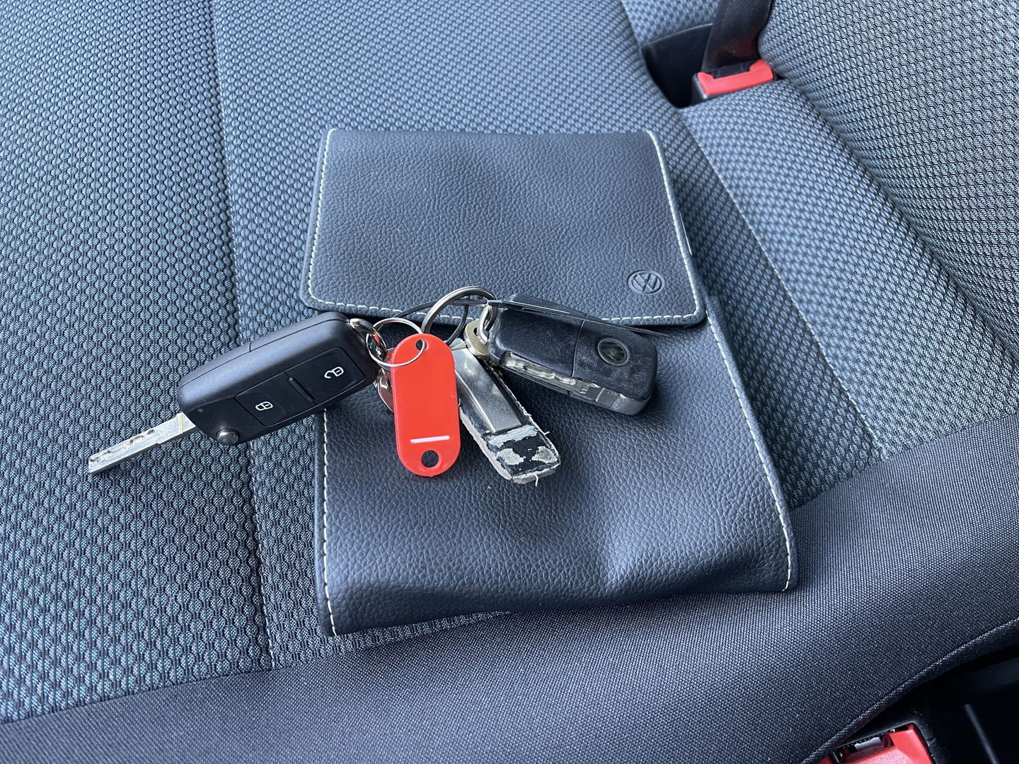 Volkswagen Transporter 2.0 TDI 102pk L1H1 Comfortline / vaste prijs rijklaar € 16.950 ex btw / lease vanaf € / euro 6 / bpm vrij / ingerichte laadruimte / imperial / bijrijdersbank / trekhaak / airco / cruise !