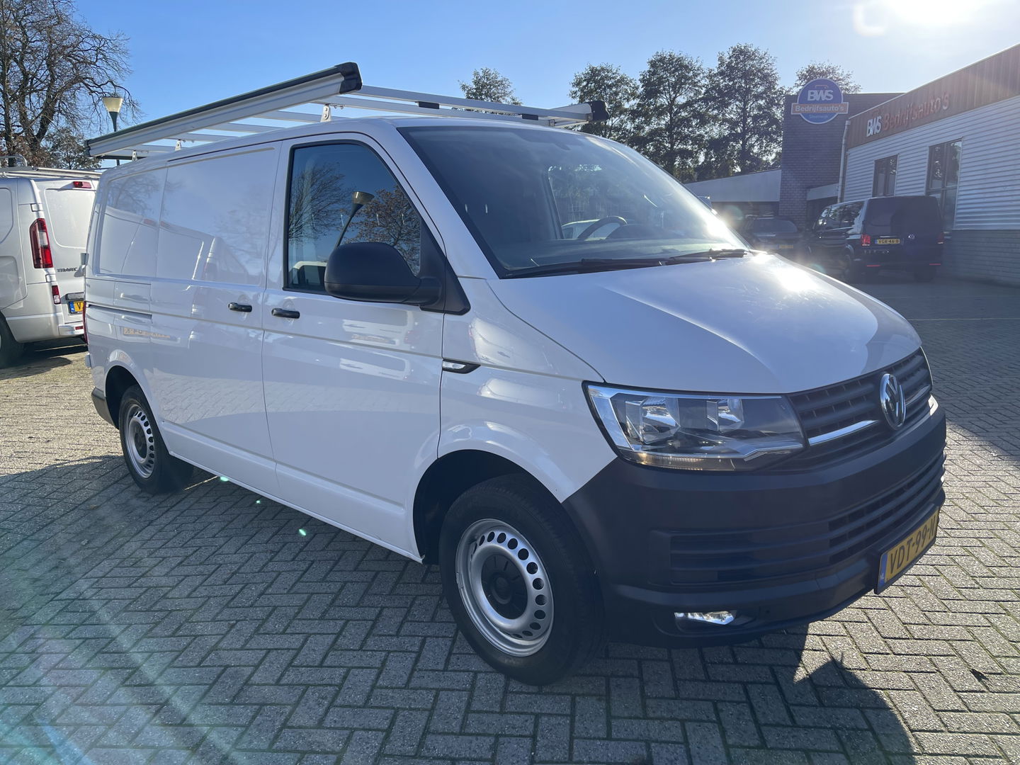 Volkswagen Transporter 2.0 TDI 102pk L1H1 Comfortline / vaste prijs rijklaar € 16.950 ex btw / lease vanaf € / euro 6 / bpm vrij / ingerichte laadruimte / imperial / bijrijdersbank / trekhaak / airco / cruise !