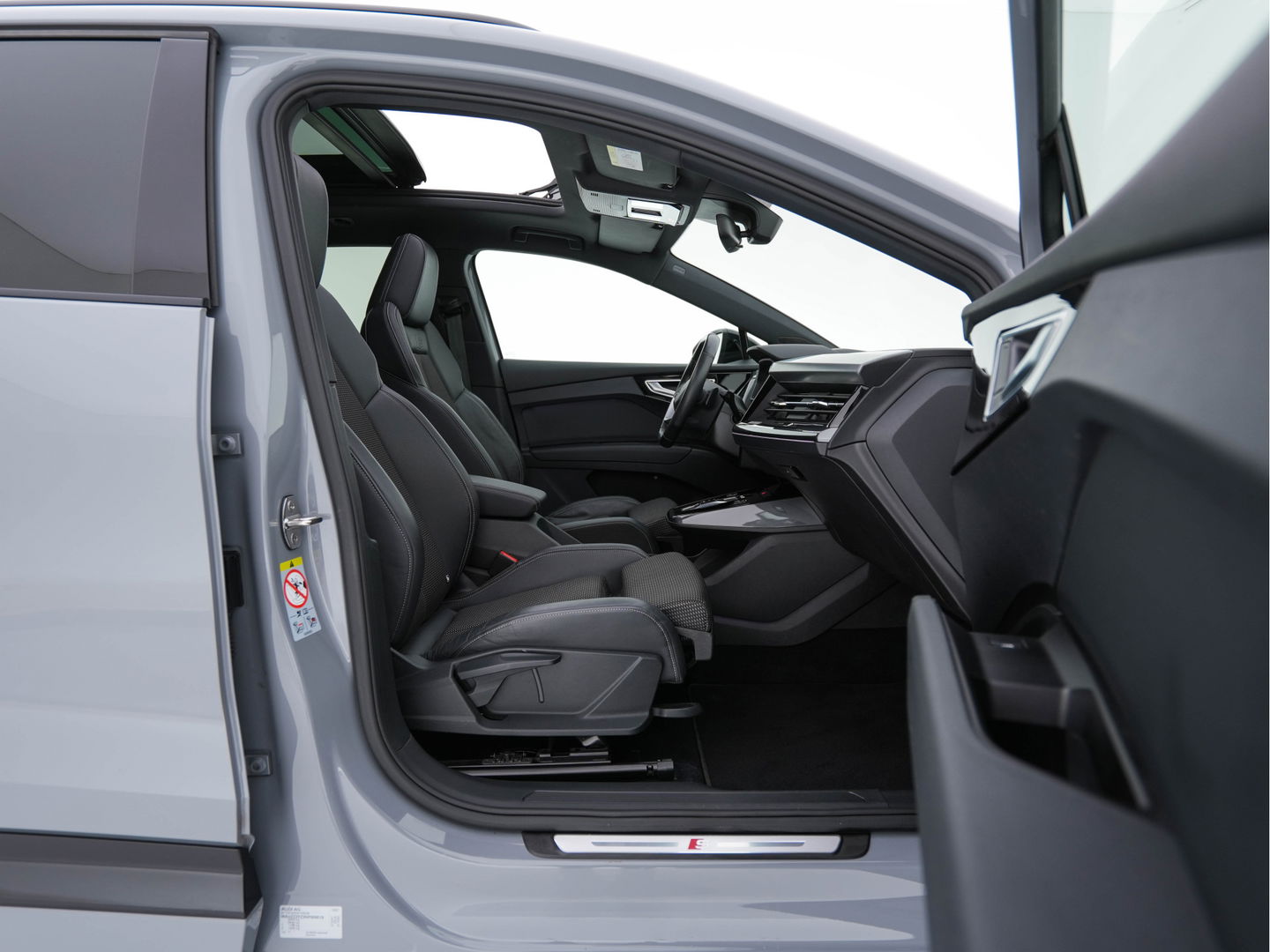 Audi Q4 e-tron 40 Launch edition S Competition 77 kWh [ 3-Fase ] {SOH-90%} (INCL.BTW) *HEAT-PUMP | PANO | HEAD-UP | LEATHER-FABRIC | MATRIX-LED | SONOS-SOUND | ADAPTIVE-CRUISE | HEATED-SPORTSEATS | AMBIENT-LIGHT | DIGI-COCKPIT | CAMERA | KEYLESS | DAB+ | NAVI-FULLMA