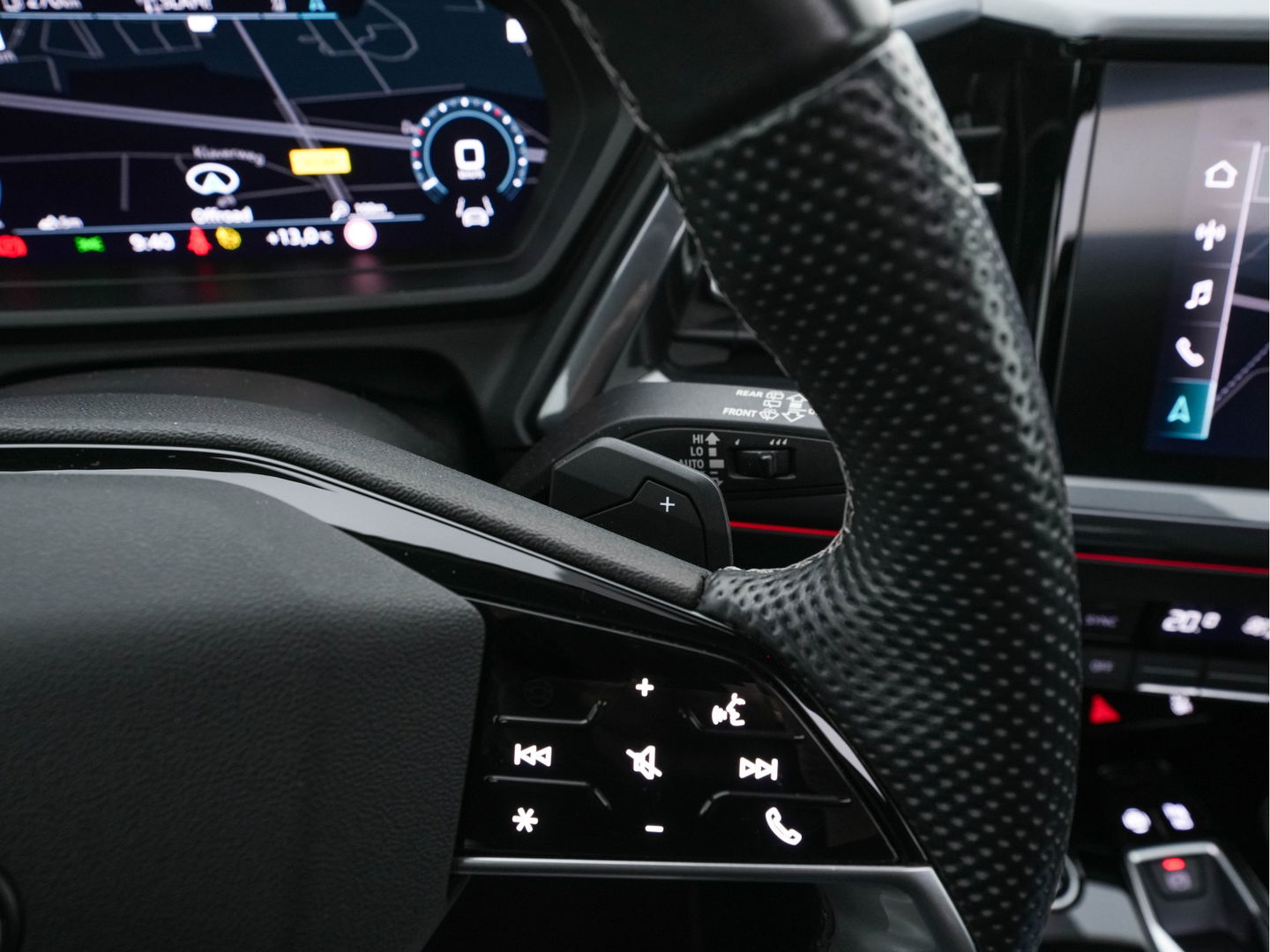 Audi Q4 e-tron 40 Launch edition S Competition 77 kWh [ 3-Fase ] {SOH-90%} (INCL.BTW) *HEAT-PUMP | PANO | HEAD-UP | LEATHER-FABRIC | MATRIX-LED | SONOS-SOUND | ADAPTIVE-CRUISE | HEATED-SPORTSEATS | AMBIENT-LIGHT | DIGI-COCKPIT | CAMERA | KEYLESS | DAB+ | NAVI-FULLMA