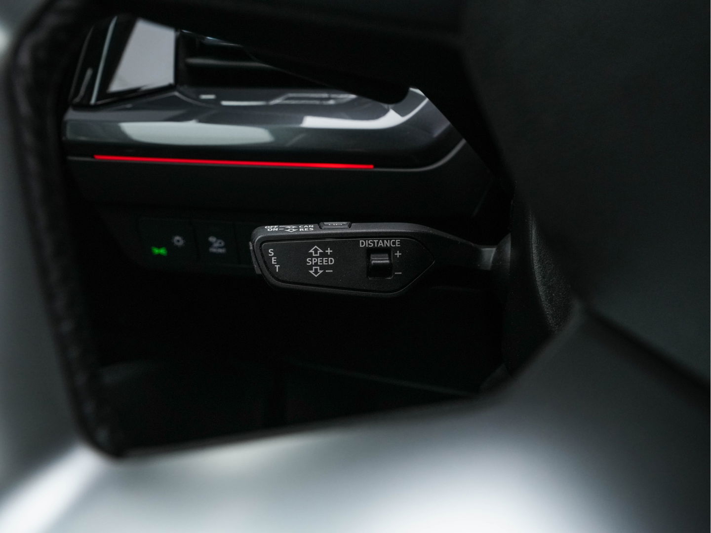 Audi Q4 e-tron 40 Launch edition S Competition 77 kWh [ 3-Fase ] {SOH-90%} (INCL.BTW) *HEAT-PUMP | PANO | HEAD-UP | LEATHER-FABRIC | MATRIX-LED | SONOS-SOUND | ADAPTIVE-CRUISE | HEATED-SPORTSEATS | AMBIENT-LIGHT | DIGI-COCKPIT | CAMERA | KEYLESS | DAB+ | NAVI-FULLMA