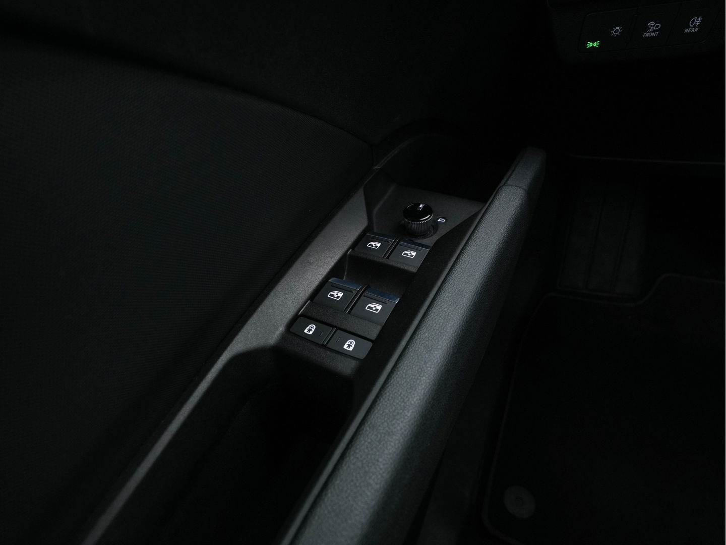 Audi Q4 e-tron 40 Launch edition S Competition 77 kWh [ 3-Fase ] {SOH-90%} (INCL.BTW) *HEAT-PUMP | PANO | HEAD-UP | LEATHER-FABRIC | MATRIX-LED | SONOS-SOUND | ADAPTIVE-CRUISE | HEATED-SPORTSEATS | AMBIENT-LIGHT | DIGI-COCKPIT | CAMERA | KEYLESS | DAB+ | NAVI-FULLMA